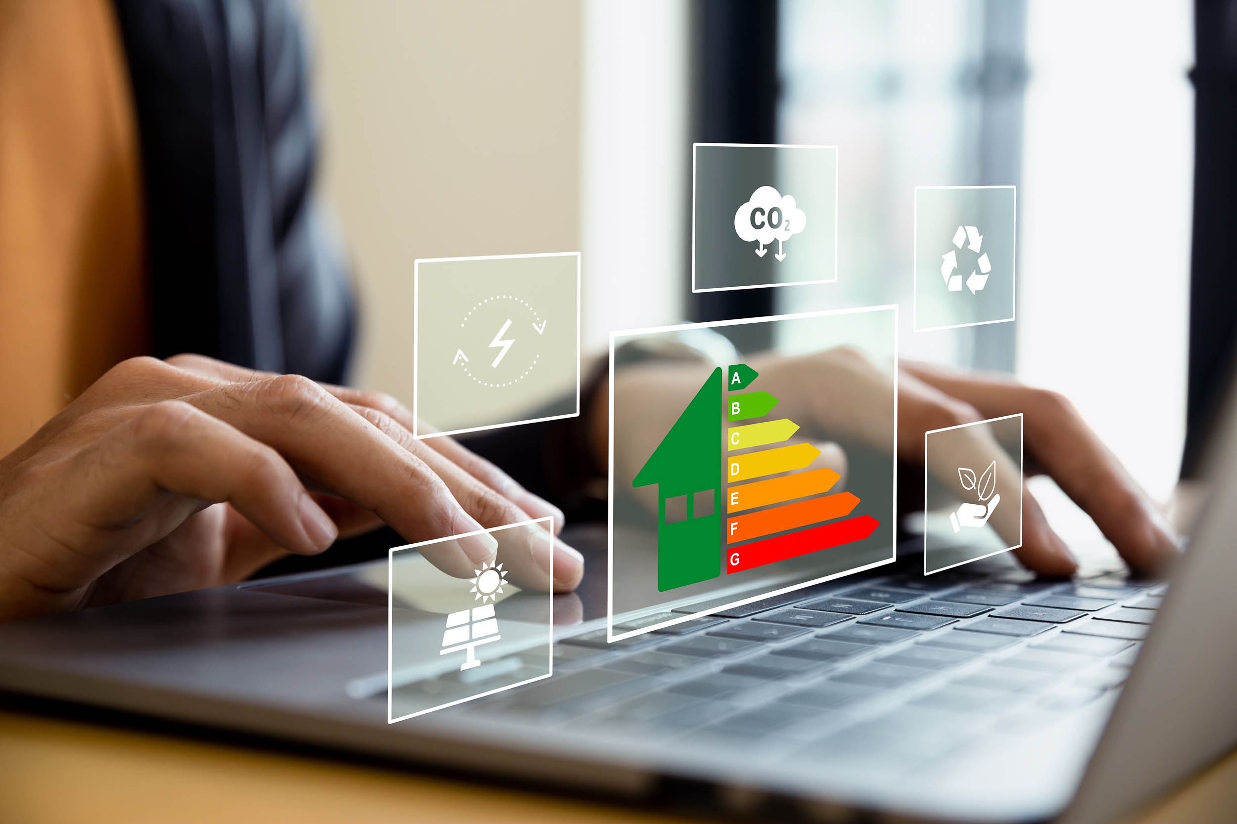 Datamaskin med diagrammer som viser energikarakterer